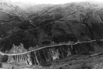 Imagen que representa y simboliza y refuerza el contenido de la noticia: Historia de la proeza antioqueña: 100 años de la carretera al mar