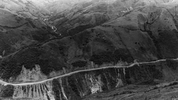 Imagen que representa y simboliza y refuerza el contenido de la noticia: Historia de la proeza antioqueña: 100 años de la carretera al mar