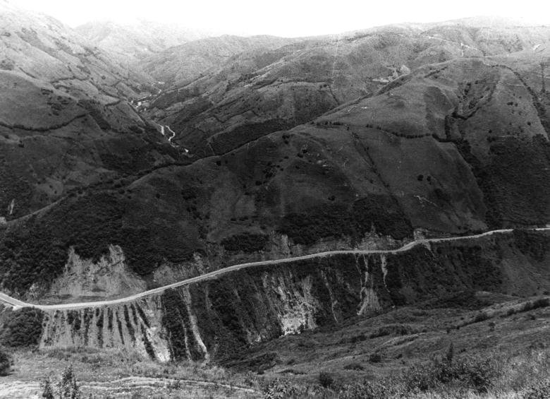 Imagen que representa y simboliza y refuerza el contenido de la noticia: Historia de la proeza antioqueña: 100 años de la carretera al mar
