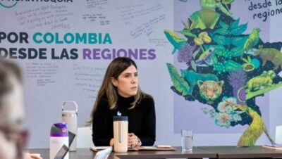 Imagen que representa y simboliza y refuerza el contenido de la noticia: Juliana Velásquez de Proantioquia destaca la importancia de la democracia