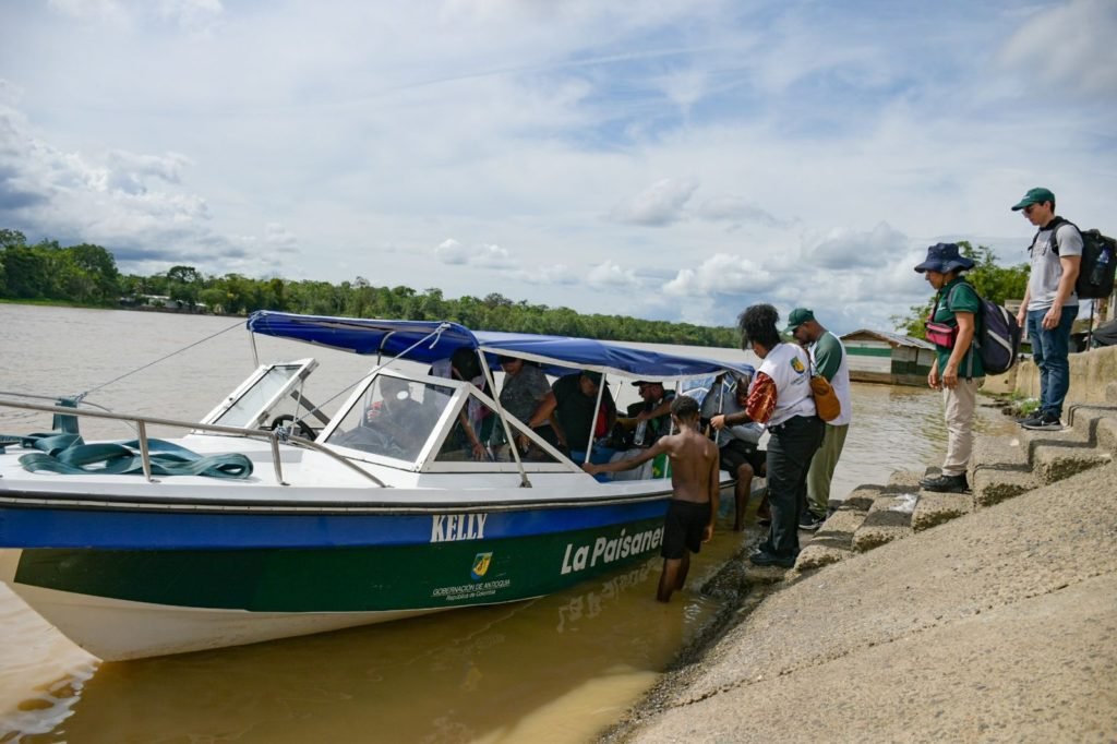Imagen que representa y simboliza y refuerza el contenido de la noticia: Paisaneta Fluvial ayuda a más de 3600 personas en Urabá