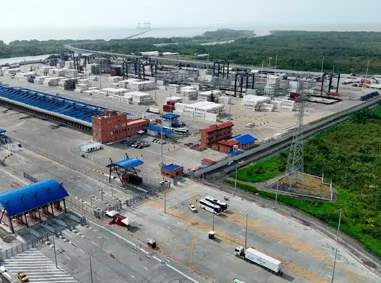 Imagen que representa y simboliza y refuerza el contenido de la noticia: Puerto Antioquia acelera exportaciones y reduce revisión de carga