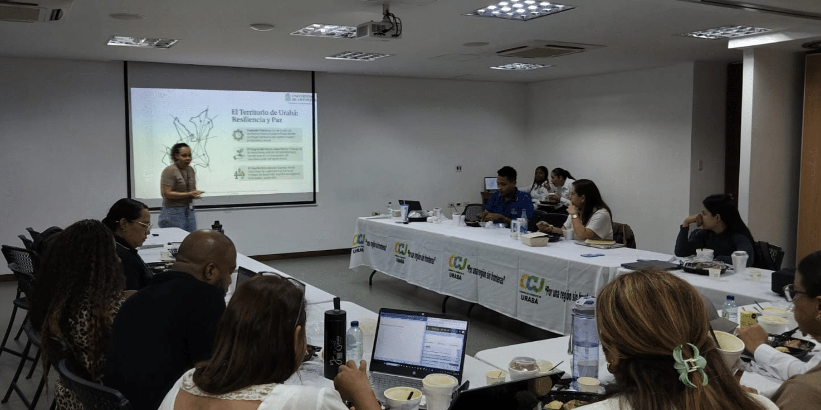 Imagen que representa y simboliza y refuerza el contenido de la noticia: Universidad de Antioquia fortalece el emprendimiento en Urabá con ciencia e innovación