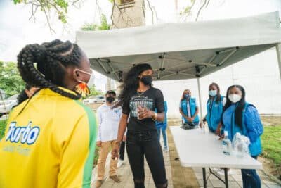 Imagen que representa y simboliza y refuerza el contenido de la noticia: Inauguración de cancha sintética en Turbo por Caterine Ibargüen