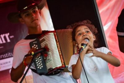 Imagen que representa y simboliza y refuerza el contenido de la noticia: Niña gana la corona en el concurso de Piqueria infantil
