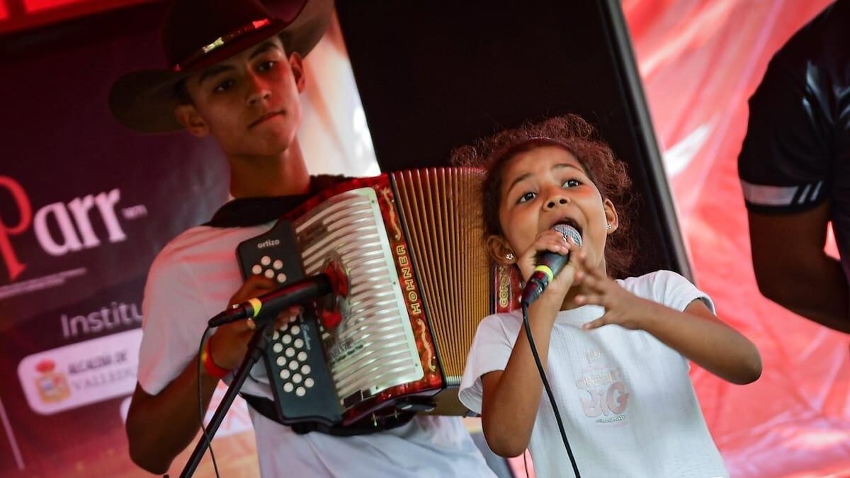 Imagen que representa y simboliza y refuerza el contenido de la noticia: Niña gana la corona en el concurso de Piqueria infantil