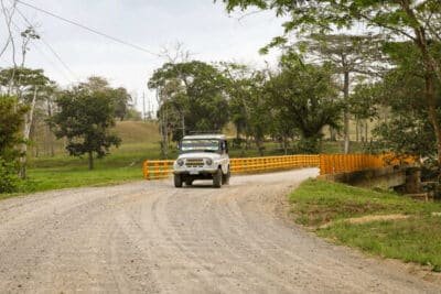Imagen que representa y simboliza y refuerza el contenido de la noticia: Gobierno invertirá más de $109.545 millones en obras de movilidad para Urabá