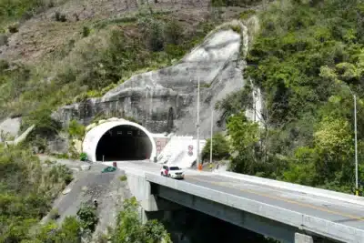Imagen que representa y simboliza y refuerza el contenido de la noticia: Autopistas del Urabá: lo que falta para mejorar exportaciones en Colombia