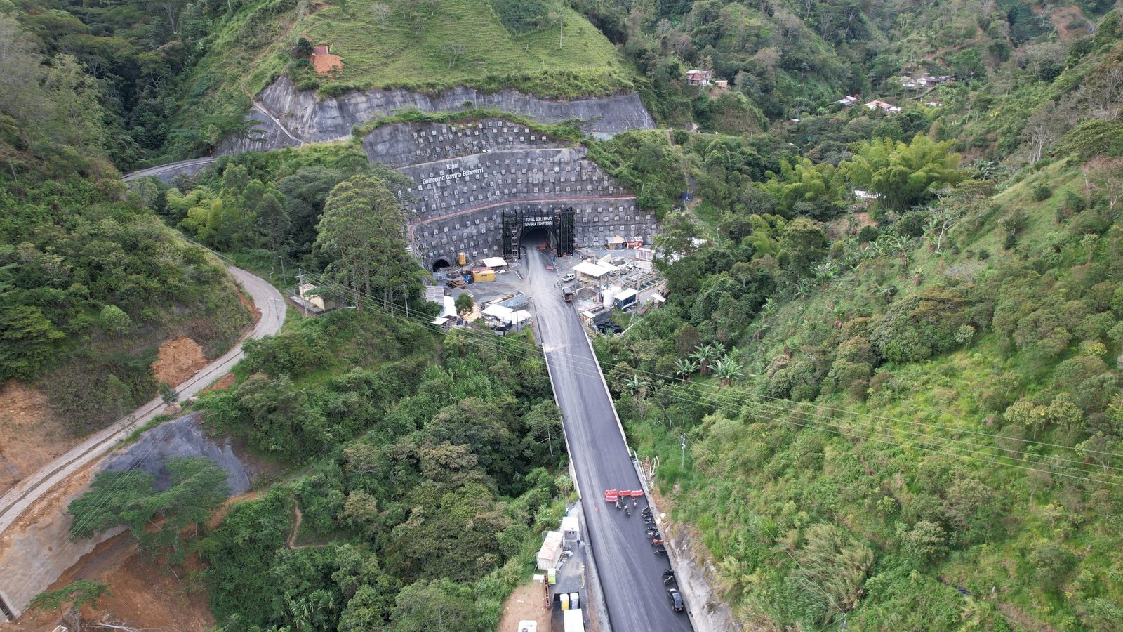 Imagen que representa y simboliza y refuerza el contenido de la noticia: Colombia inaugura el túnel más largo de América Latina