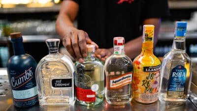 Imagen que representa y simboliza y refuerza el contenido de la noticia: Colombianos cambian hábitos de bebida y la industria se transforma