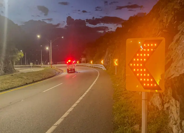 Imagen que representa y simboliza y refuerza el contenido de la noticia: Autopista al Mar presenta innovador sistema de luces LED en Colombia