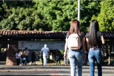 Imagen que representa y simboliza y refuerza el contenido de la noticia: Inscripciones para Becas Jóvenes Pa' Lante en Antioquia hasta el 13 de julio