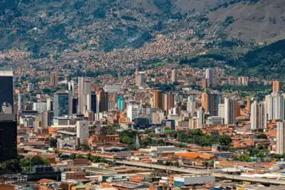 Imagen que representa y simboliza y refuerza el contenido de la noticia: Antioquia lanzará licitaciones viales y de trenes por $4 billones