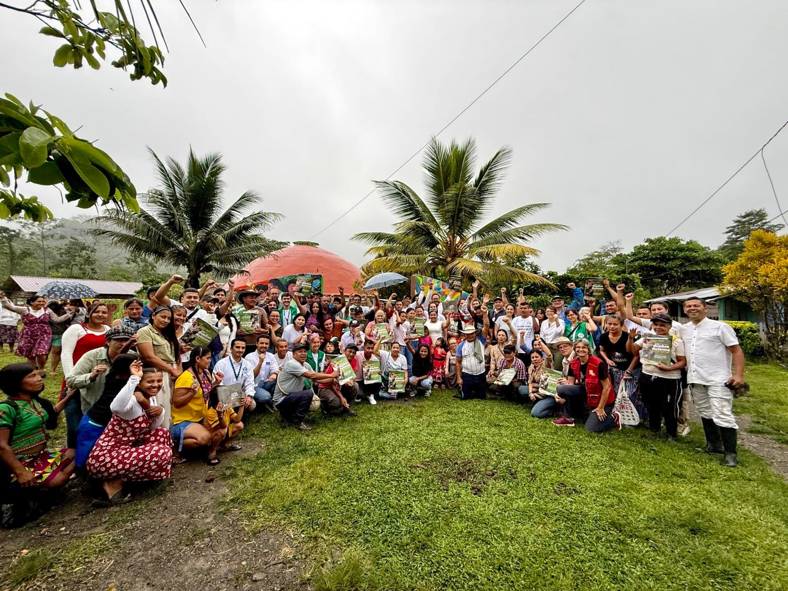 Imagen que representa y simboliza y refuerza el contenido de la noticia: Colombia entrega 21 predios a la Comunidad de Paz de Apartadó