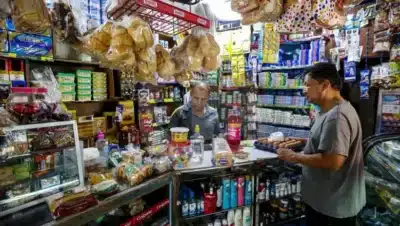 Imagen que representa y simboliza y refuerza el contenido de la noticia: Comprar en la tienda del barrio también mueve la economía
