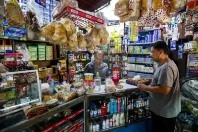 Imagen que representa y simboliza y refuerza el contenido de la noticia: Comprar en la tienda del barrio también mueve la economía