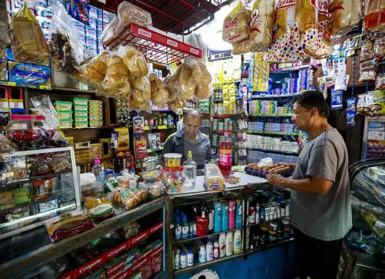 Imagen que representa y simboliza y refuerza el contenido de la noticia: Comprar en la tienda del barrio también mueve la economía