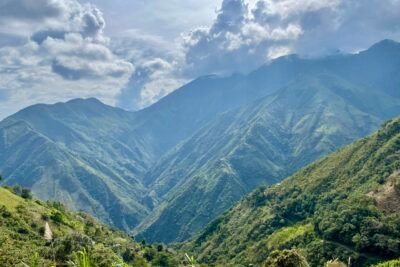 Imagen que representa y simboliza y refuerza el contenido de la noticia: Descubre Antioquia: pueblos, fiestas y naturaleza encantada