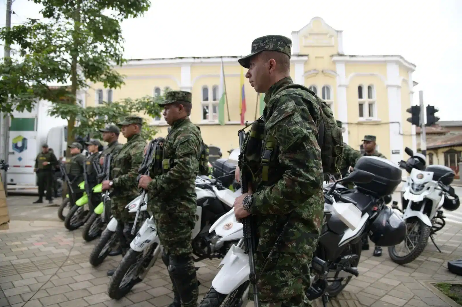 Imagen que representa y simboliza y refuerza el contenido de la noticia: Gobernación de Antioquia activa EMPÁS y combate inseguridad en Turbo