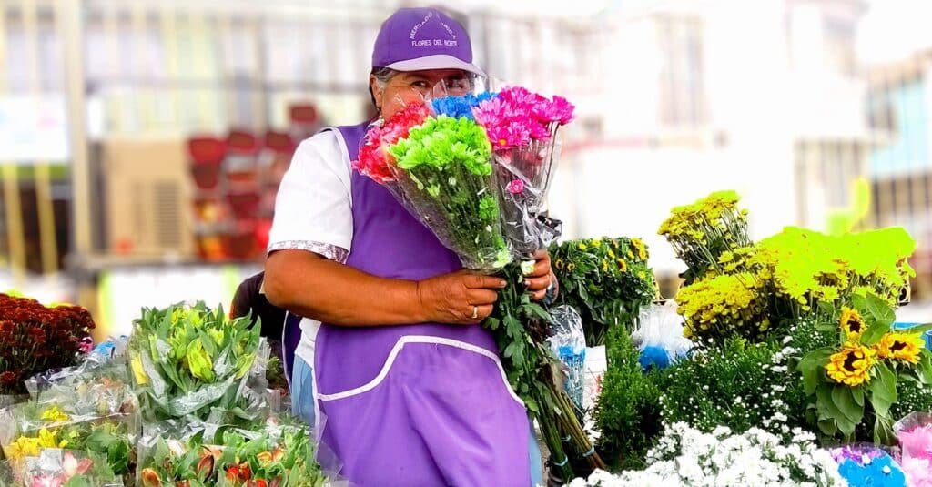 La Feria de las Flores empieza mucho antes: así se mueve la economía popular que la hace posible Imagen que representa y simboliza y refuerza el contenido de la noticia: La Feria de las Flores empieza mucho antes: así se mueve la economía popular que la hace posible
