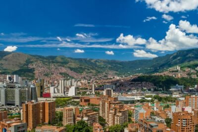 Imagen que representa y simboliza y refuerza el contenido de la noticia: Medellín se conecta al mundo, pero Urabá debe aprender a conectarse sin perder su identidad