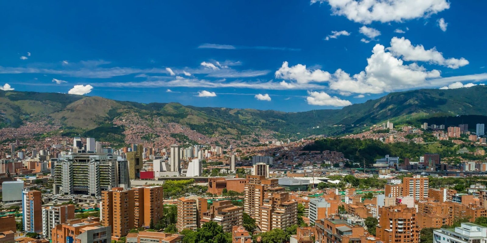 Imagen que representa y simboliza y refuerza el contenido de la noticia: Medellín se conecta al mundo, pero Urabá debe aprender a conectarse sin perder su identidad