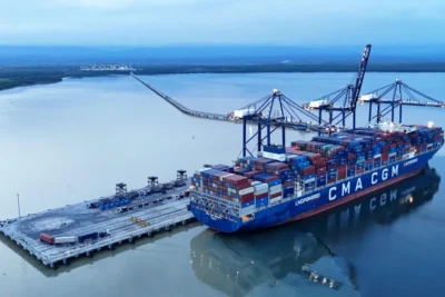Imagen que representa y simboliza y refuerza el contenido de la noticia: Puerto Antioquia recibe el buque Neo-Panamax más grande de su historia
