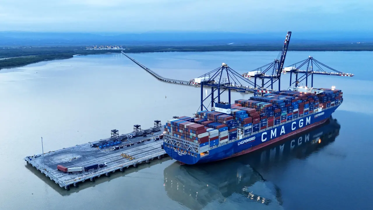 Imagen que representa y simboliza y refuerza el contenido de la noticia: Puerto Antioquia recibe el buque Neo-Panamax más grande de su historia