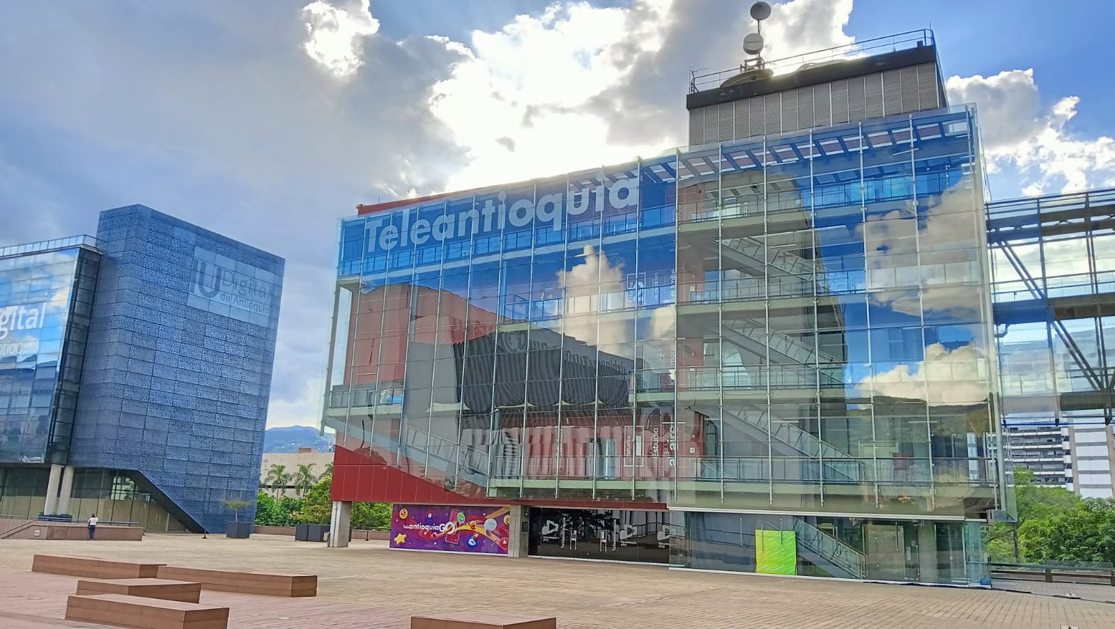 Imagen que representa y simboliza y refuerza el contenido de la noticia: Teleantioquia refuerza su compromiso con las regiones y centros informativos