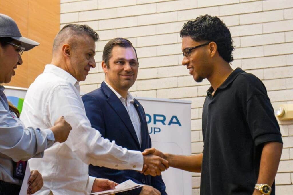 Indra Group finaliza Academia Urabá con 28 certificados en tecnología Imagen que representa y simboliza y refuerza el contenido de la noticia: Indra Group finaliza Academia Urabá con 28 certificados en tecnología