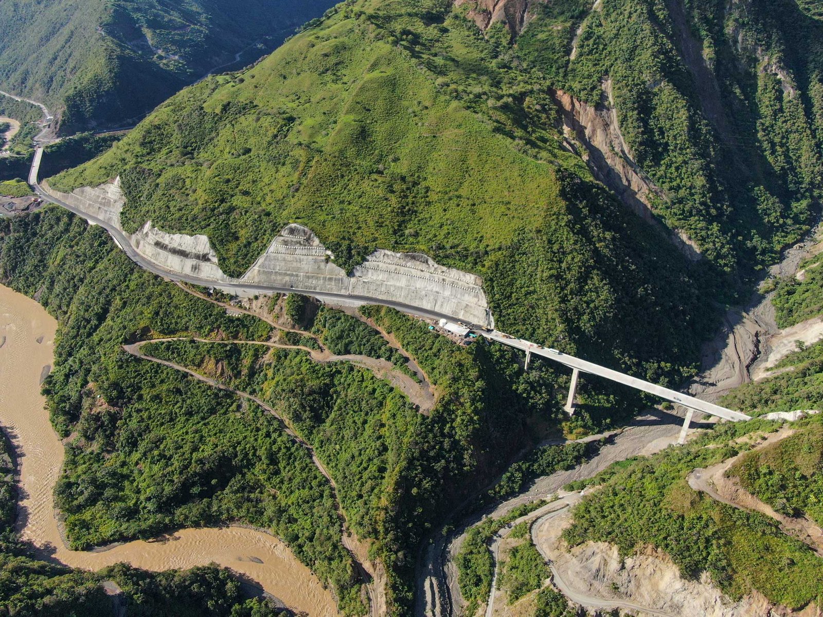 Imagen que representa y simboliza y refuerza el contenido de la noticia: Avance del 99,5% en la Autopista del Mar 2 en Urabá