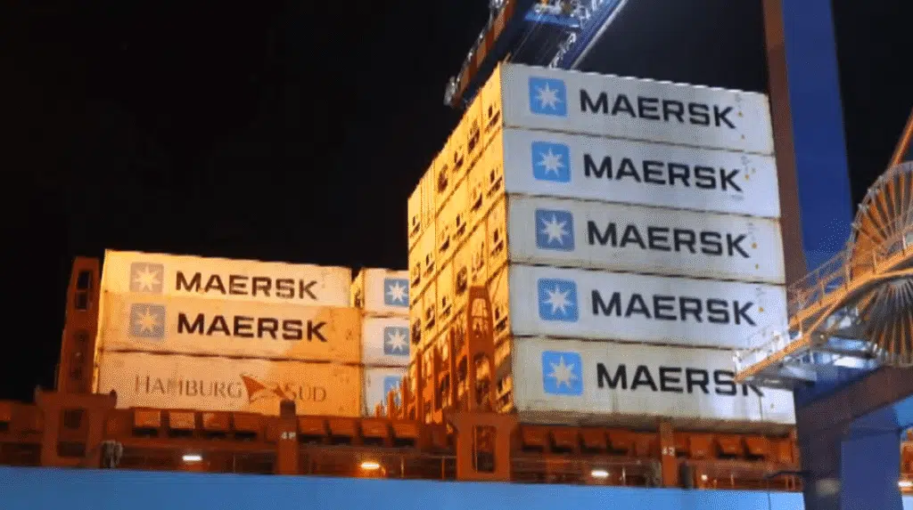 Imagen que representa y simboliza y refuerza el contenido de la noticia: Maersk actualiza cargos por manejo de terminales en rutas Colombia octubre 2026