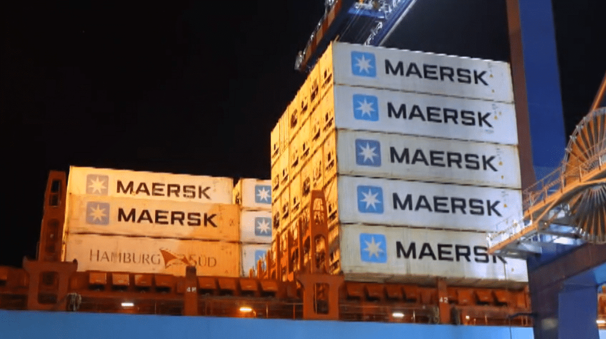 Imagen que representa y simboliza y refuerza el contenido de la noticia: Maersk actualiza cargos por manejo de terminales en rutas Colombia octubre 2026