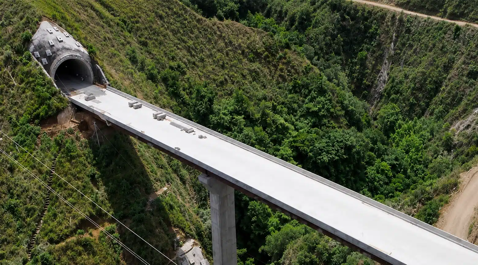 Imagen que representa y simboliza y refuerza el contenido de la noticia: Túnel de 10 kilómetros: el más largo de América Latina