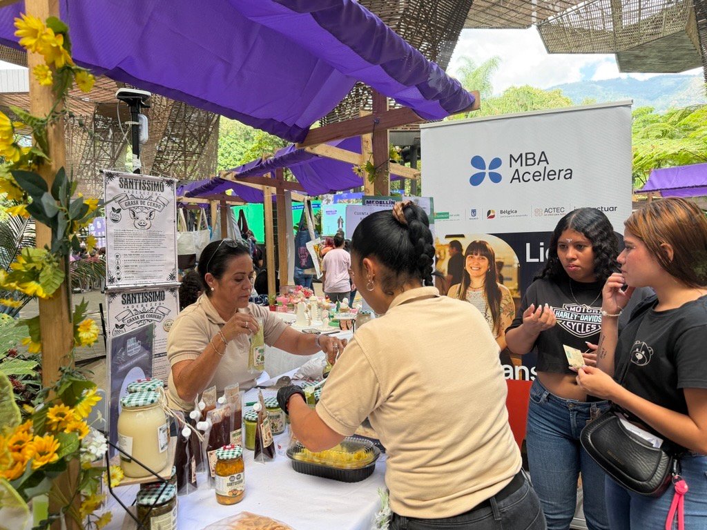 Mujeres lideran el 51,6 % de las microempresas: el modelo de Ruta Prospera para hacerlas crecer Imagen que representa y simboliza mujeres empresarias y refuerza el contenido de la noticia: Mujeres lideran el 51,6 % de las microempresas: el modelo de Ruta Prospera para hacerlas crecer