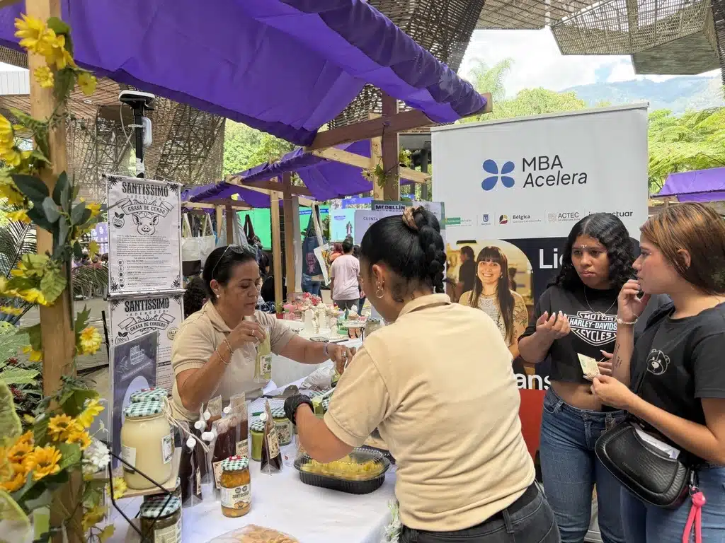 Imagen que representa y simboliza mujeres empresarias y refuerza el contenido de la noticia: Mujeres lideran el 51,6 % de las microempresas: el modelo de Ruta Prospera para hacerlas crecer