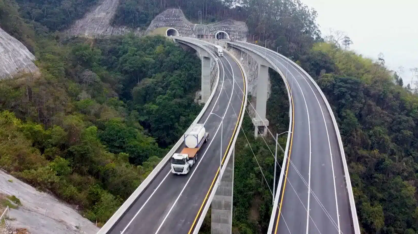 Imagen que representa y simboliza proyectos estratégicos Urabá y refuerza el contenido de la noticia: Túnel del Toyo, vías a Puerto Antioquia y acueducto: lo que prometió el Gobierno en Urabá