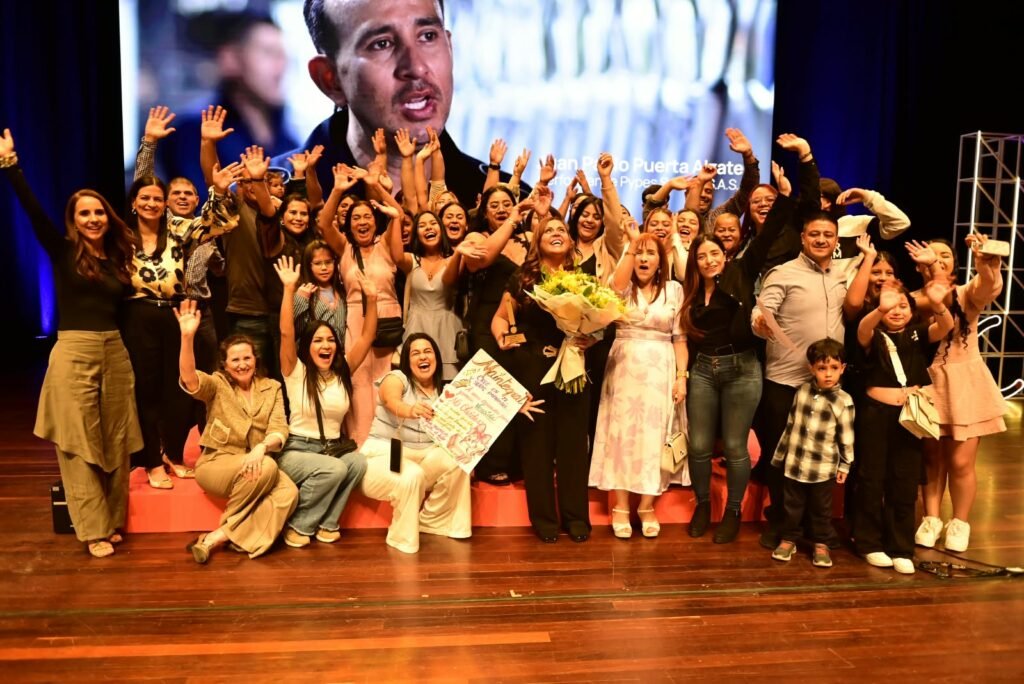 Urabá destaca en los premios FamiEmpresario Interactuar 2026 con una de sus ganadoras Urabá destaca en los premios FamiEmpresario Interactuar 2026 con una de sus ganadoras
